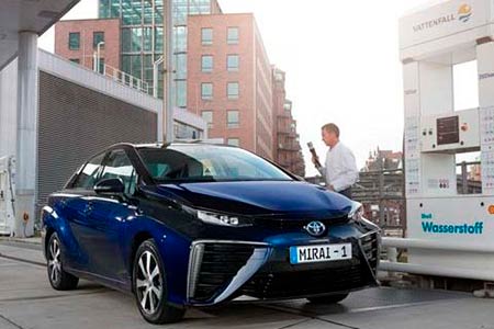 Toyota-repostaje-hidrogeno Toyota España, Enagás y Urbaser pondrán en marcha la primera estación de repostaje de hidrógeno de España acondicionada para turismos